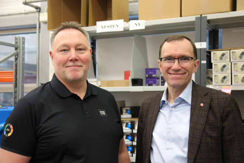 Klima- og miljøminister Espen Barth Eide fikk onsdag 22. februar presentert hvordan CTM Lyng skal produsere lysarmaturer og elektromateriell av 100% resirkulert materiale. Til venstre; administrerende direktør i CTM Lyng, Terje Lillemo. Klima- og miljøminister Espen Barth Eide fikk onsdag 22. februar presentert hvordan CTM Lyng skal produsere lysarmaturer og elektromateriell av 100% resirkulert materiale. Til venstre; administrerende direktør i CTM Lyng, Terje Lillemo.