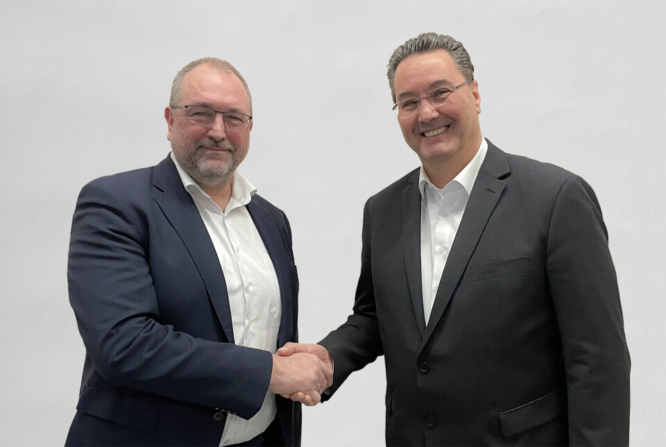 Konrad Garhammer (COO og CTO i congatec), t.v. og Michael Riegert (CEO Kontron Europe GmbH og COO IoT Europe) er enige om å samarbeide.