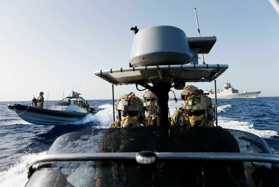 Norske marine-
jegere i aksjon under Operation Ocean shield i 2013. Bredbåndsantenna fra Radionor er den taggete boksen på «taket».
