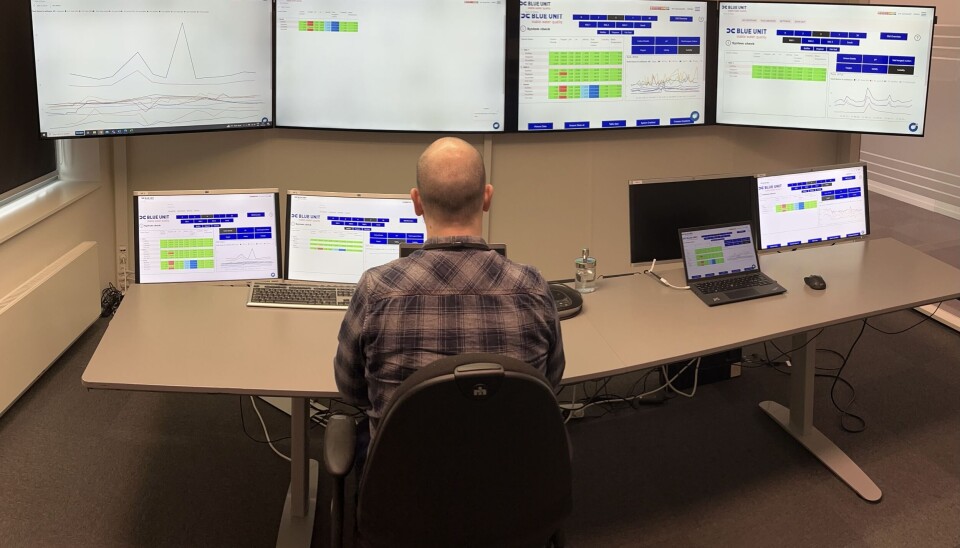 Systemet som Blue Unit har utviklet og patentert, heter Blue Unit Solution Lab Station. Det er et sentralisert overvåkingssystem for RAS-anlegg. De spesialdesignede sensorene samler inn 13 vannkvalitetsparametere fra opp til 12 lokasjoner i ett anlegg av gangen. Sensorene måler blant annet CO2-nivå, pH-verdi og H2S-innhold. Spesielt H2S-nivået, hydrogensulfid, er vesentlig. Systemet som Blue Unit har utviklet og patentert, heter Blue Unit Solution Lab Station. Det er et sentralisert overvåkingssystem for RAS-anlegg. De spesialdesignede sensorene samler inn 13 vannkvalitetsparametere fra opp til 12 lokasjoner i ett anlegg av gangen. Sensorene måler blant annet CO2-nivå, pH-verdi og H2S-innhold. Spesielt H2S-nivået, hydrogensulfid, er vesentlig.