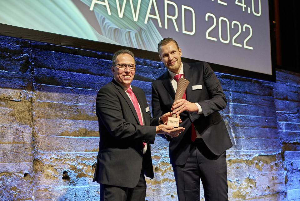 Lykkelige vinnere på Industrie 4.0 Awards 2022 prisutdeling: Jürgen Kromer (v.), Vice President Production Rittal Haiger, og Moritz Heide, Head of Digital Operations hos Rittal.
