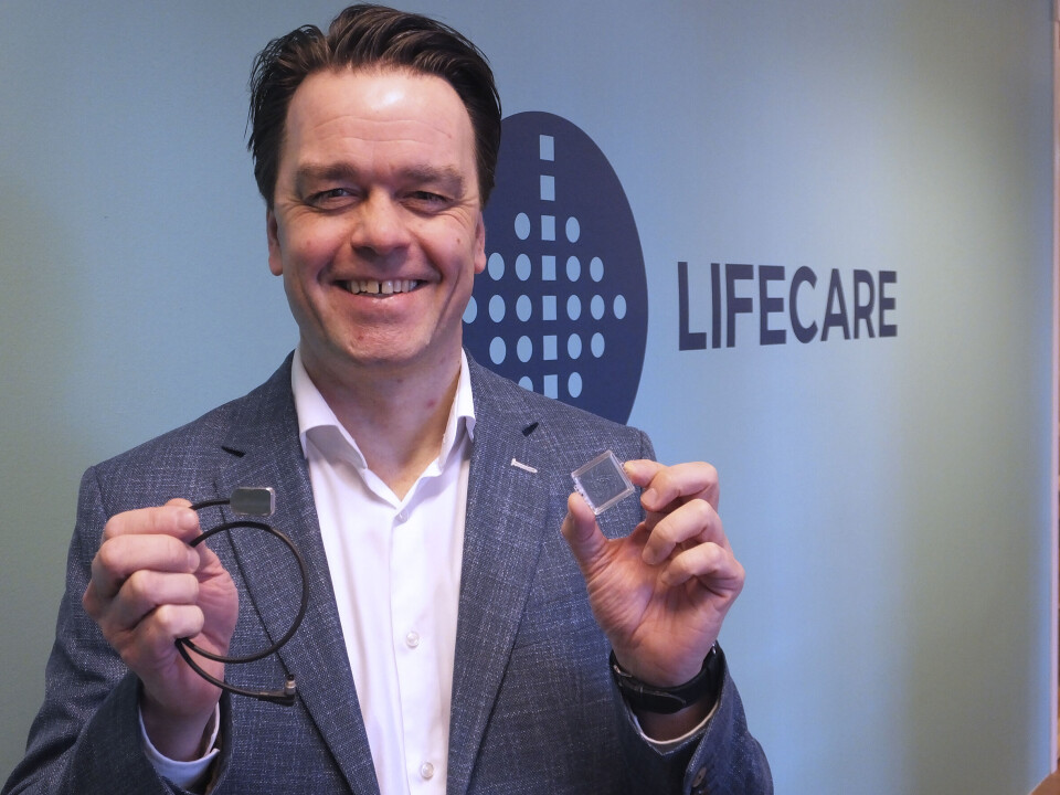 Kan gjøre livet lettere for diabetikere; Joacim Holter i Lifecare med generasjon 2 prototype av Sencell-sensoren, og den lille «riskornstørrelse» varianten som nå brukes i kliniske undersøkelser, i plastesken. Sist sommer gikk man fra dyreforsøk til uttesting på menneske, til nå med gode resultater. Kan gjøre livet lettere for diabetikere; Joacim Holter i Lifecare med generasjon 2 prototype av Sencell-sensoren, og den lille «riskornstørrelse» varianten som nå brukes i kliniske undersøkelser, i plastesken. Sist sommer gikk man fra dyreforsøk til uttesting på menneske, til nå med gode resultater.