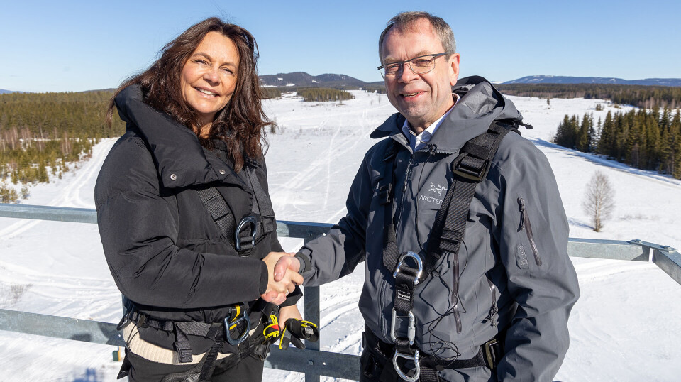 Telenor og FFI tar forsvaret til nye høyder. Samarbeidsavtalen mellom de to ble forseglet med et håndtrykk mellom Birgitte Engebretsen og Kenneth Ruud i den 24 meter høye 5G-masta på ICE worx Rena. Telenor og FFI tar forsvaret til nye høyder. Samarbeidsavtalen mellom de to ble forseglet med et håndtrykk mellom Birgitte Engebretsen og Kenneth Ruud i den 24 meter høye 5G-masta på ICE worx Rena.