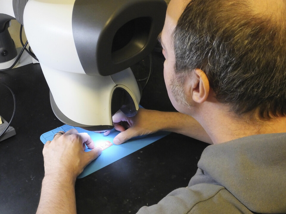 Elektronikklaboratoriet holder standard langt over hobbynivå. Her demonstrerer Jens Chr Brynildsen et avansert inspeksjonsmikroskop.
