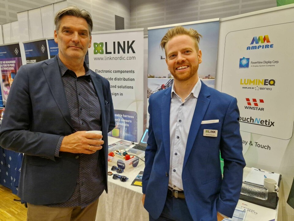 Øyvind Bakke (t.v.) og Thomas Olaussen fra Link Nordic kunne registrere en jevn, om ikke voldsom, strøm av besøkende. Selskapet har gjort det bra med produkter innen alt fra krystallkomponenter til skjermteknologi. Et interessant, nytt agentur er IMU-leverandøren Xsens.