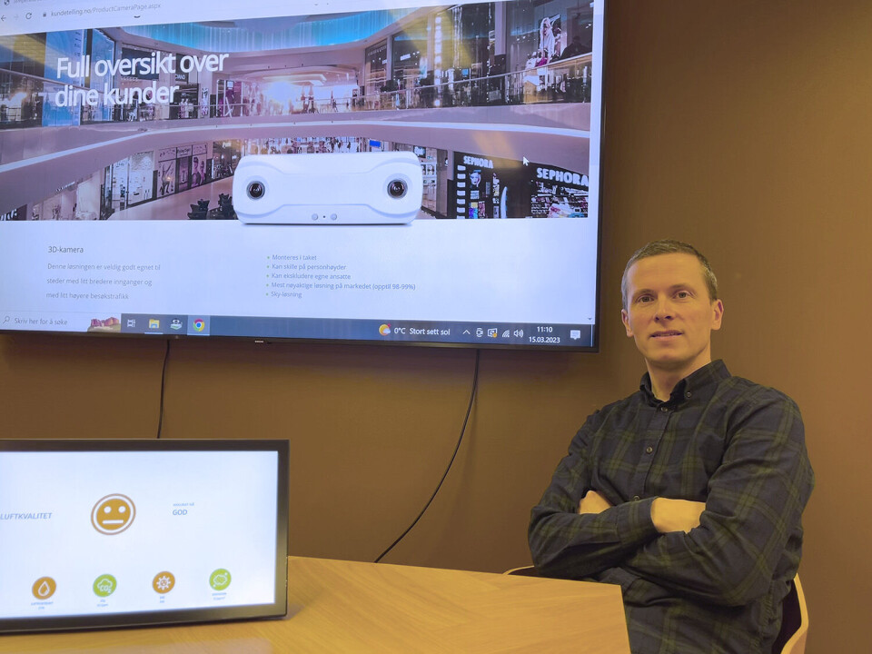 Truls Are Sørensen Upsahl i Digiref AS med to av produktene de har utviklet - untatt 3D-kameraet. Alt de leverer, som kundetelling og temperaturvakt kommer med programvare og kan overvåkes og presenteres på en skjerm.