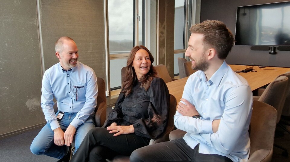Telenor har installert 5G-utstyr i lokalene og ved Laksefabrikken. Fra venstre: SinkabergHansens konsernleder fabrikk, Eskil Laukvik, administrerende direktør i Telenor Norge, Birgitte Engebretsen og SinkabergHansens IT-ansvarlig, Guttorm Johansen. Telenor har installert 5G-utstyr i lokalene og ved Laksefabrikken. Fra venstre: SinkabergHansens konsernleder fabrikk, Eskil Laukvik, administrerende direktør i Telenor Norge, Birgitte Engebretsen og SinkabergHansens IT-ansvarlig, Guttorm Johansen.