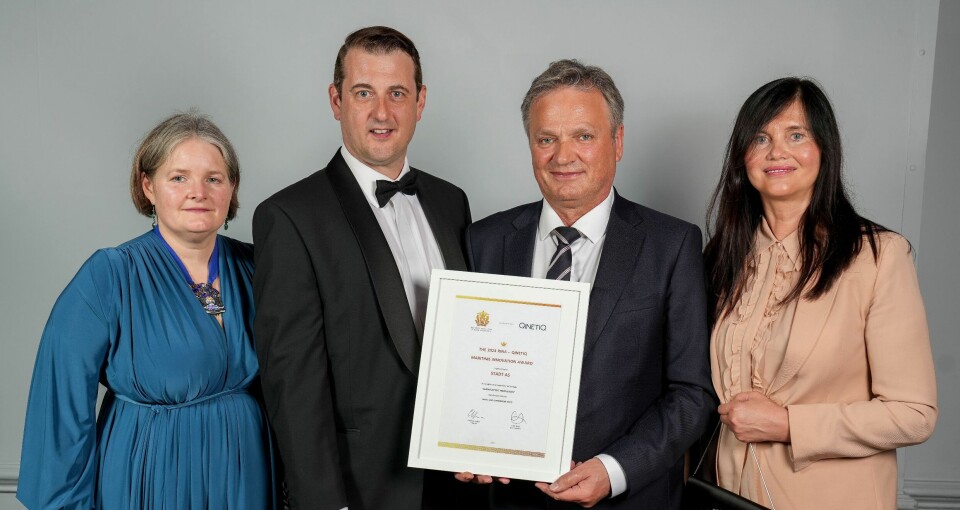 Hallvard Slettevoll med anerkjennelsen Maritime Innovation Award fra RINA. Hallvard Slettevoll med anerkjennelsen Maritime Innovation Award fra RINA.