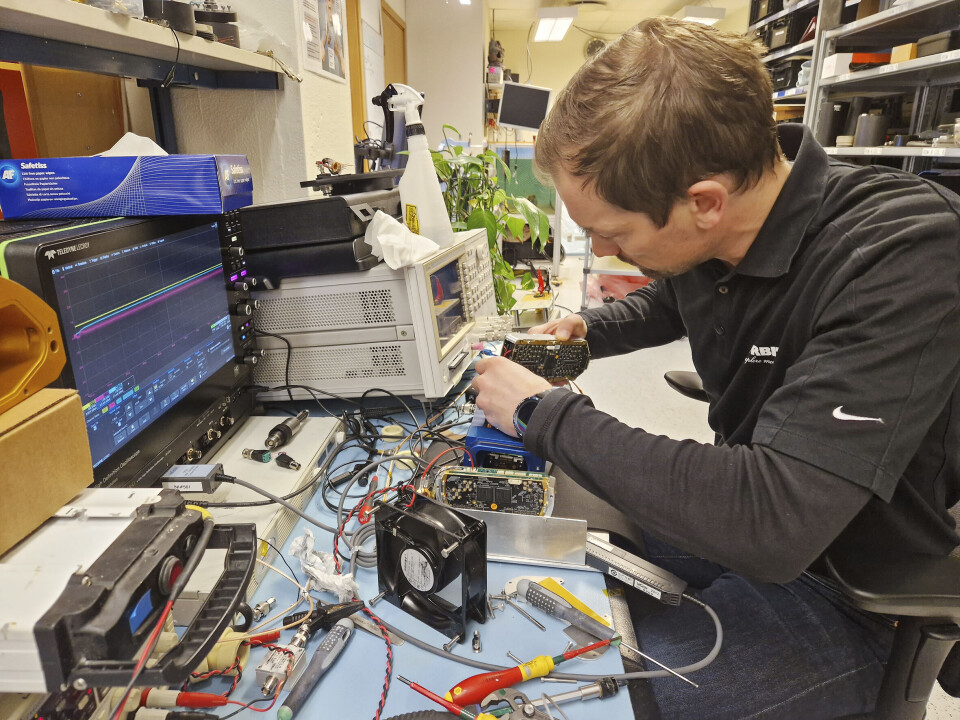 NORBIT utvikler både egne produkter innenfor maritime- og IoT-anvendelser, og tilbyr utviklings- og produksjonstjenester for eksterne bedrifter. Her fra laben. NORBIT utvikler både egne produkter innenfor maritime- og IoT-anvendelser, og tilbyr utviklings- og produksjonstjenester for eksterne bedrifter. Her fra laben.