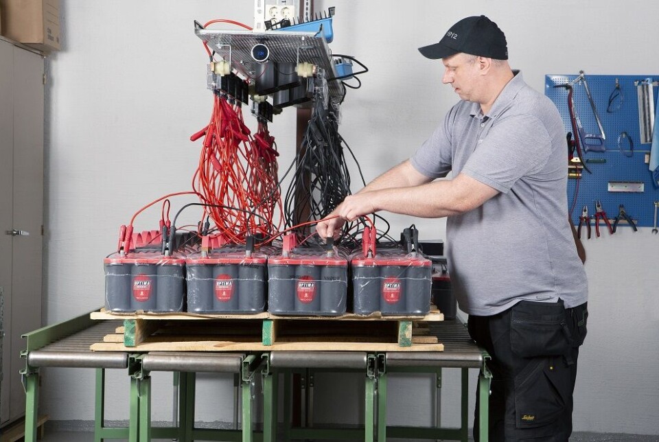 Jan Erik klargjør Optima-batterier. Jan Erik klargjør Optima-batterier.