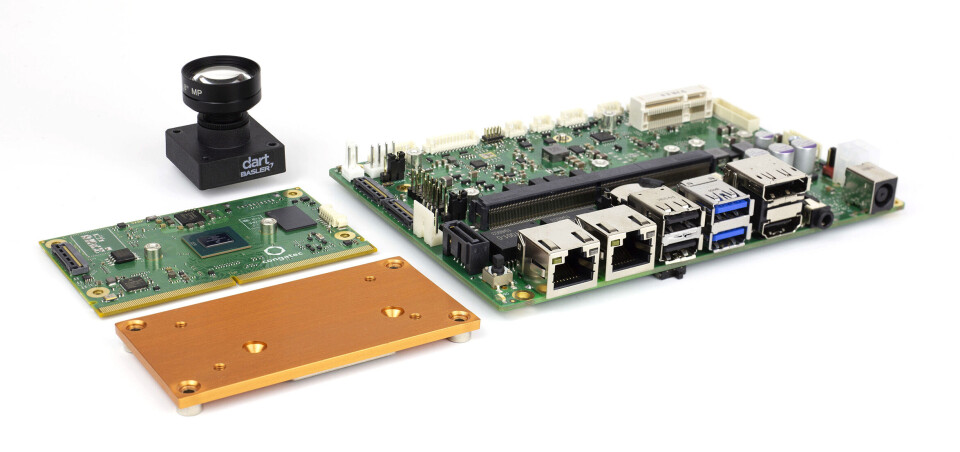 SMARC er laveffektsformfaktoren for Arm- og x86-prosessorer som muliggjør svært kompakte design med rimelige kantkortkontakter. Settet som er avbildet her er en NXP i.MX8 Plus-basert SMARC-modul med bærer, varmespreder og Basler-kamera. SMARC er laveffektsformfaktoren for Arm- og x86-prosessorer som muliggjør svært kompakte design med rimelige kantkortkontakter. Settet som er avbildet her er en NXP i.MX8 Plus-basert SMARC-modul med bærer, varmespreder og Basler-kamera.