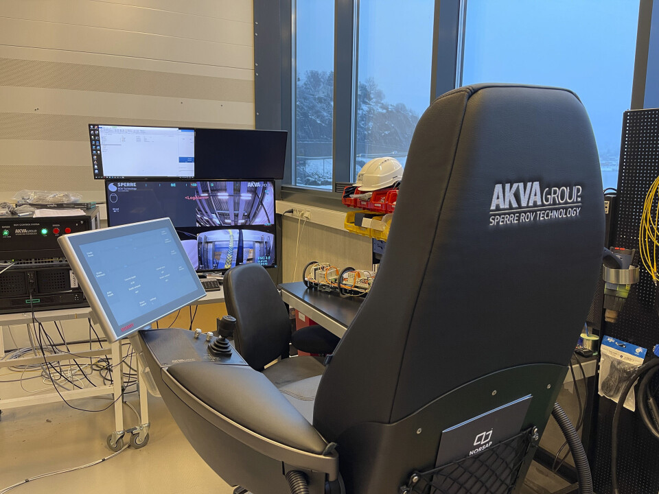 Pilot: Et komplett ROV-system består av pilotstol, kontrollskap med elektronikk, strømforsyning og fiber og kobber i én kabel. For ikke å glemme skjermer koblet til kamera på selve farkosten. Pilot: Et komplett ROV-system består av pilotstol, kontrollskap med elektronikk, strømforsyning og fiber og kobber i én kabel. For ikke å glemme skjermer koblet til kamera på selve farkosten.