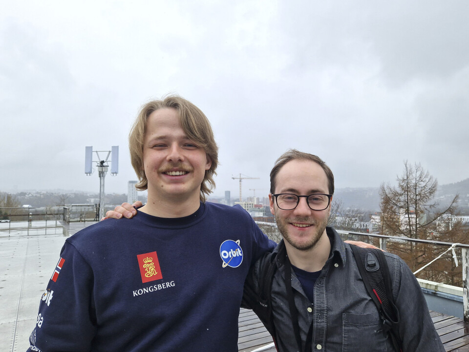 Ved hjelp av den store UHF-antennen i bakgrunnen kan Orbit NTNU kommunisere med SelfieSat, som med jevne mellomrom passerer rett over hodene deres i en lav SSO-bane (solsynkron – der satellittene passerer over samme punkter på jordoverflaten til samme tid). Det er mye innsats med prosjektet, men også mye gøy, mener Gustav Fosse Hansen og Peter Knutsen. Ved hjelp av den store UHF-antennen i bakgrunnen kan Orbit NTNU kommunisere med SelfieSat, som med jevne mellomrom passerer rett over hodene deres i en lav SSO-bane (solsynkron – der satellittene passerer over samme punkter på jordoverflaten til samme tid). Det er mye innsats med prosjektet, men også mye gøy, mener Gustav Fosse Hansen og Peter Knutsen.