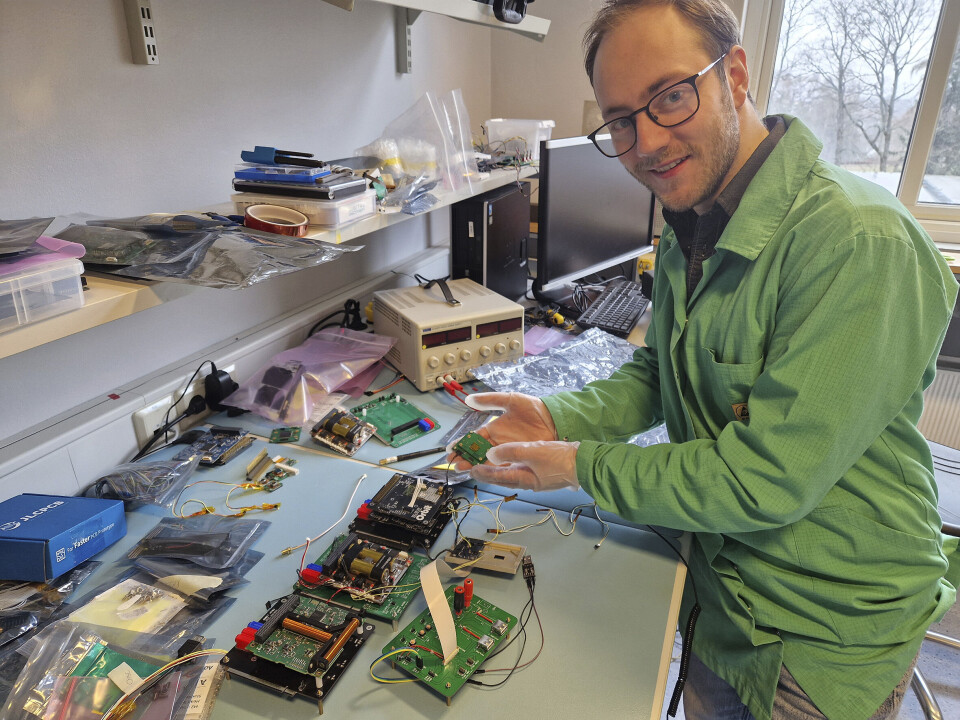 FoU-ingeniør Peter Knutsen med en del av undersystemene til Framsat-1: - Alt må testes grundig og fungere før vi sender det av gårde, sier han. Studentene lodder sine egne kort for test og prototyping, mens de endelige kortene blir produsert hos Inission Løkken. FoU-ingeniør Peter Knutsen med en del av undersystemene til Framsat-1: - Alt må testes grundig og fungere før vi sender det av gårde, sier han. Studentene lodder sine egne kort for test og prototyping, mens de endelige kortene blir produsert hos Inission Løkken.