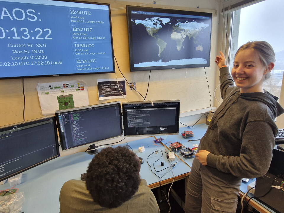 På store skjermer kan studentene følge med på SelfieSats ferd rundt Jorden – akkurat her omtrent over New Zealand. På store skjermer kan studentene følge med på SelfieSats ferd rundt Jorden – akkurat her omtrent over New Zealand.