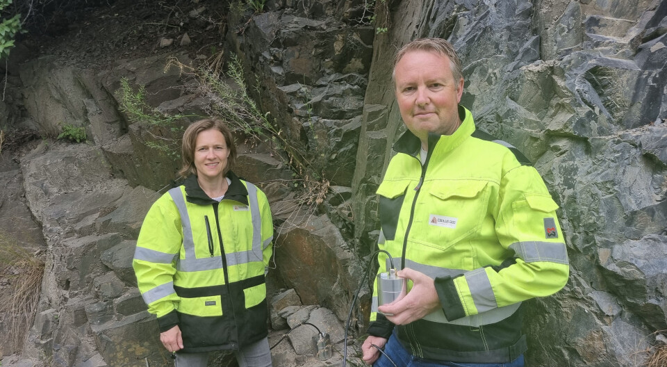 Følsomme sensorer for overvåking av steinsprang er på vei til Island. Ragnhild Lie og Lars Krangnes i Cautus Geo viser fram ny teknologi for overvåking og varsling av naturfarer.