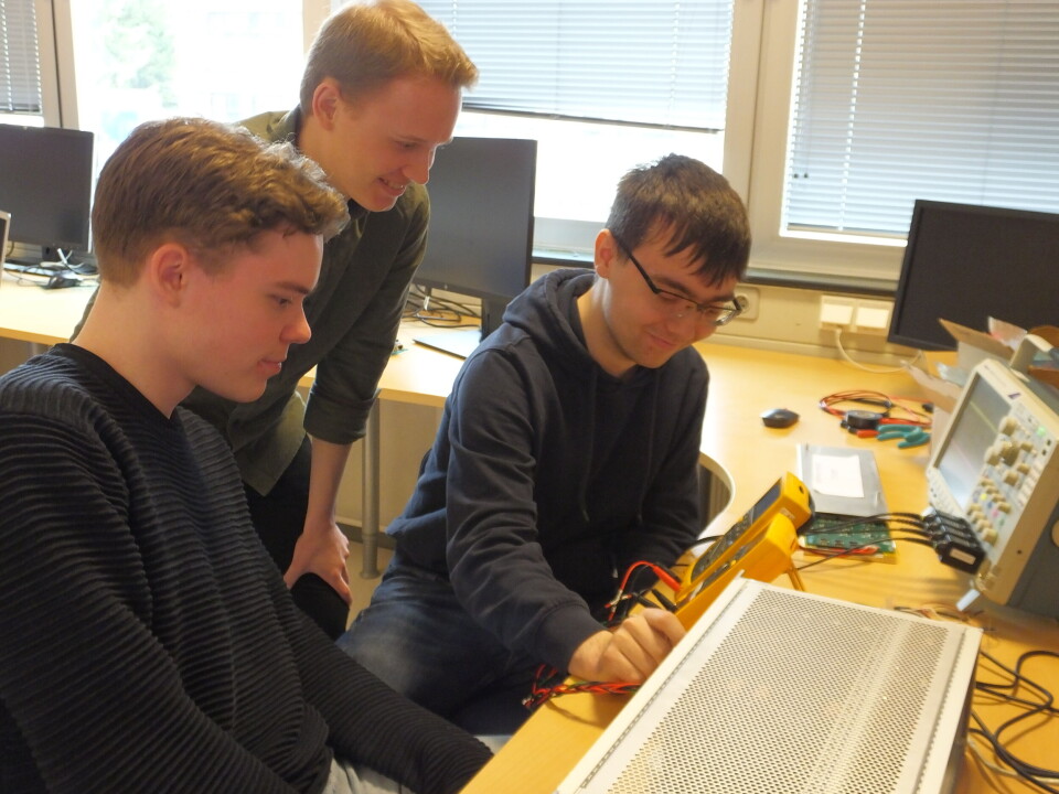 Engasjerte: HVL-studentene (f.v.) Erlend Eikeland, Martin Pedersen og Steffen Troy får jobbe med utfordrende elektronikkoppgaver i forbindelse med forskningsprosjektet Proton CT ved UiB. Engasjerte: HVL-studentene (f.v.) Erlend Eikeland, Martin Pedersen og Steffen Troy får jobbe med utfordrende elektronikkoppgaver i forbindelse med forskningsprosjektet Proton CT ved UiB.