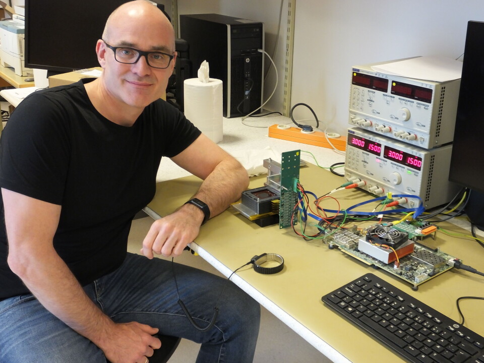 Professor Johan Alme ved et Xilinx utviklingskort som benyttes som prototyp av et utlesningskort til Proton CT prosjektet. Til sammen skal det lages 43 stykk – en for hvert detektorlag. I tiden som kommer skal det også lages en ny utlesningsenhet for ALICE eksperimentet på CERN, og Alme håper mye av designet kan gjenbrukes der. Professor Johan Alme ved et Xilinx utviklingskort som benyttes som prototyp av et utlesningskort til Proton CT prosjektet. Til sammen skal det lages 43 stykk – en for hvert detektorlag. I tiden som kommer skal det også lages en ny utlesningsenhet for ALICE eksperimentet på CERN, og Alme håper mye av designet kan gjenbrukes der.