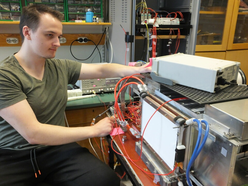 Masterstudent Jakub Bieniek i arbeid med prototypen til det såkalte proton CT-instrumentet. Her skal det anvendes ladete partikler (protoner) i stedet for tradisjonell røntgen ved CT (computer tomography) undersøkelser.