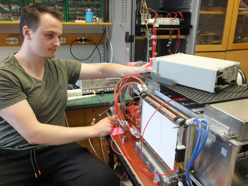 Masterstudent Jakub Bieniek i arbeid med prototypen til det såkalte proton CT-instrumentet. Her skal det anvendes ladete partikler (protoner) i stedet for tradisjonell røntgen ved CT (computer tomography) undersøkelser. Masterstudent Jakub Bieniek i arbeid med prototypen til det såkalte proton CT-instrumentet. Her skal det anvendes ladete partikler (protoner) i stedet for tradisjonell røntgen ved CT (computer tomography) undersøkelser.
