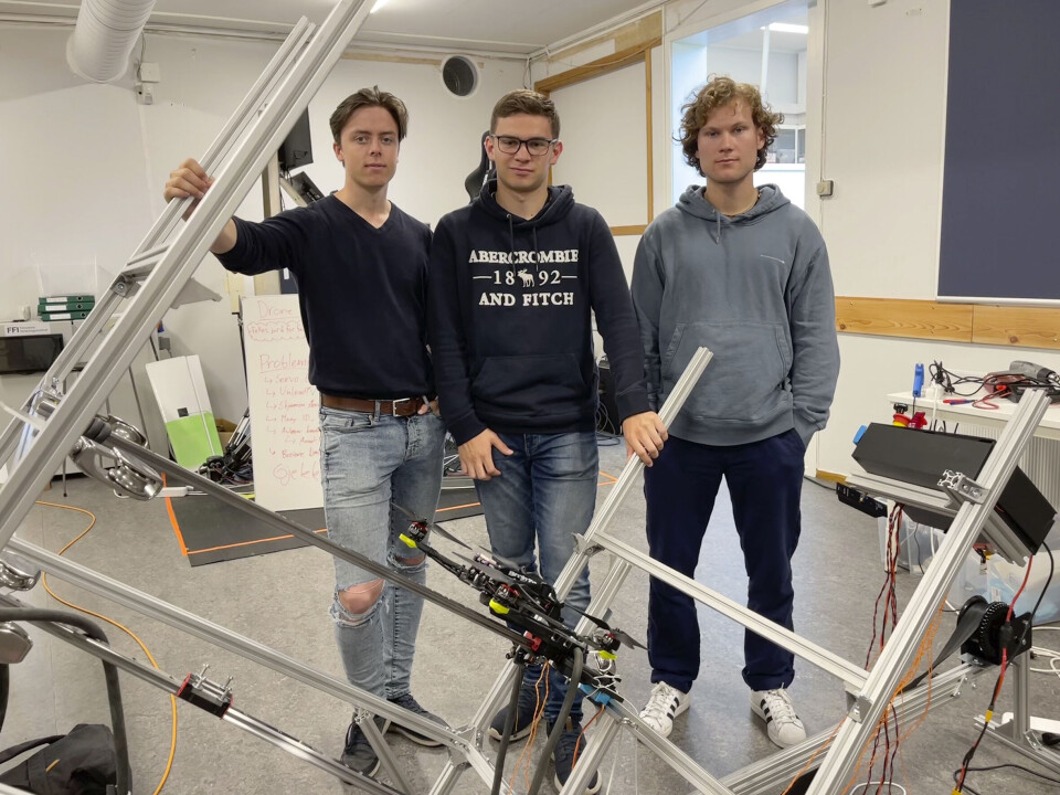 Samuel, Tor og Nikolai bak dronekatapulten ikke lenge før den var klar for endelig test - som vi i etterkant fikk vite var svært vellykket. Det var mange utfordringer som måtte takles, men vi fikk inntrykk av at de har hatt det gøy, og ikke minst lært mye i de ukene de har arbeidet ved FFI. Samuel, Tor og Nikolai bak dronekatapulten ikke lenge før den var klar for endelig test - som vi i etterkant fikk vite var svært vellykket. Det var mange utfordringer som måtte takles, men vi fikk inntrykk av at de har hatt det gøy, og ikke minst lært mye i de ukene de har arbeidet ved FFI.