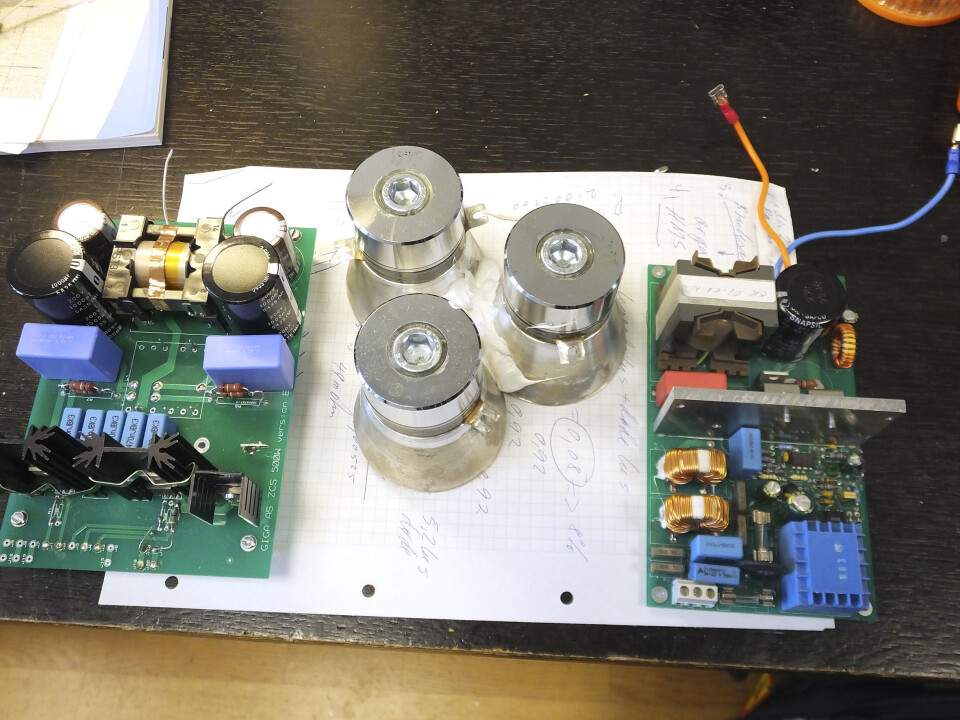 Noe av «innmaten» i styresystemet for Salmosafe: Blant annet en resonant effektgenerator og en effektfaktorkontroller. Det er viktig å kjøre innen ren sinusspenning for å få minst mulig støy, ifølge Hansen. Noe av «innmaten» i styresystemet for Salmosafe: Blant annet en resonant effektgenerator og en effektfaktorkontroller. Det er viktig å kjøre innen ren sinusspenning for å få minst mulig støy, ifølge Hansen.