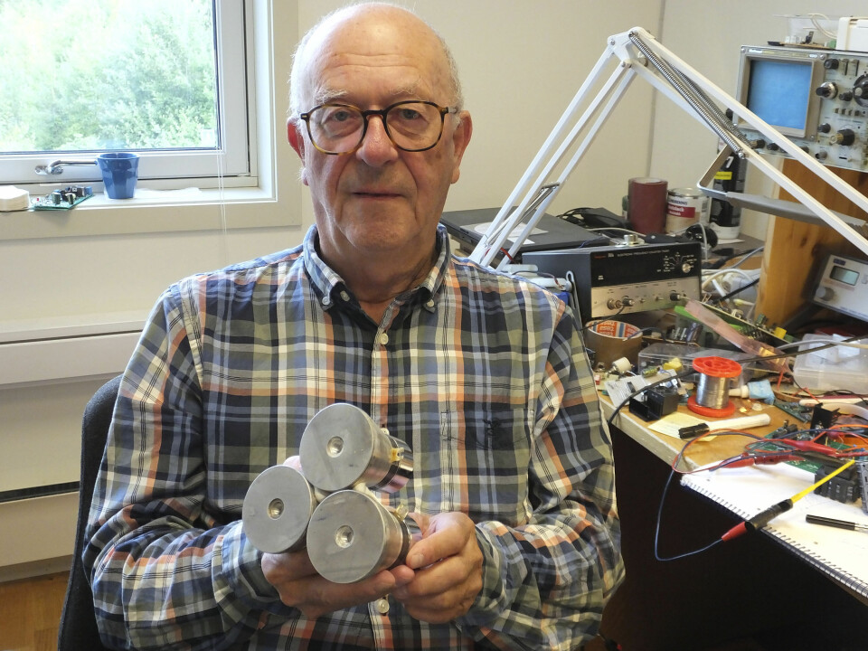 Kjell Hansen med tre av transducerne som brukes i den ultralydbaserte løsningen som skal ta knekken på lakseluslarver.