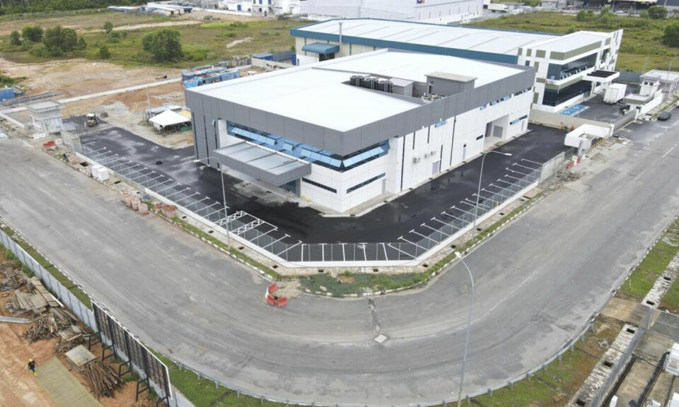 Glimt fra den nye fabrikken i Malaysia. Totalt er selve bygget (i front) på ca 5000 kvadratmeter.