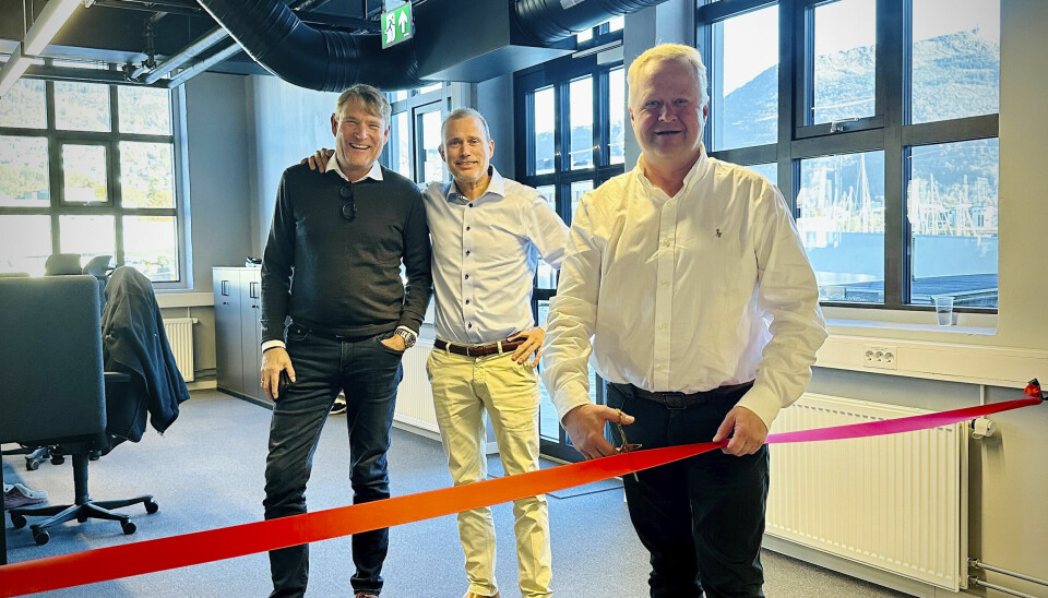 Administrerende direktør i Coromatic AS, Leif Lippestad, tok frem saksen for å markere åpningen av selskapets nye kontor i Bergen denne uken. Her med Terje Schults (til venstre) og Ingar Pettersen.