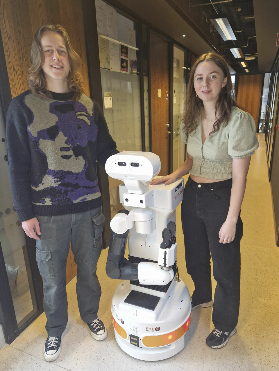 Roman Stenseth Eriksen og Tonje Viddal Sandanger med TIAGo-roboten som de har testet i møte med mennesker.