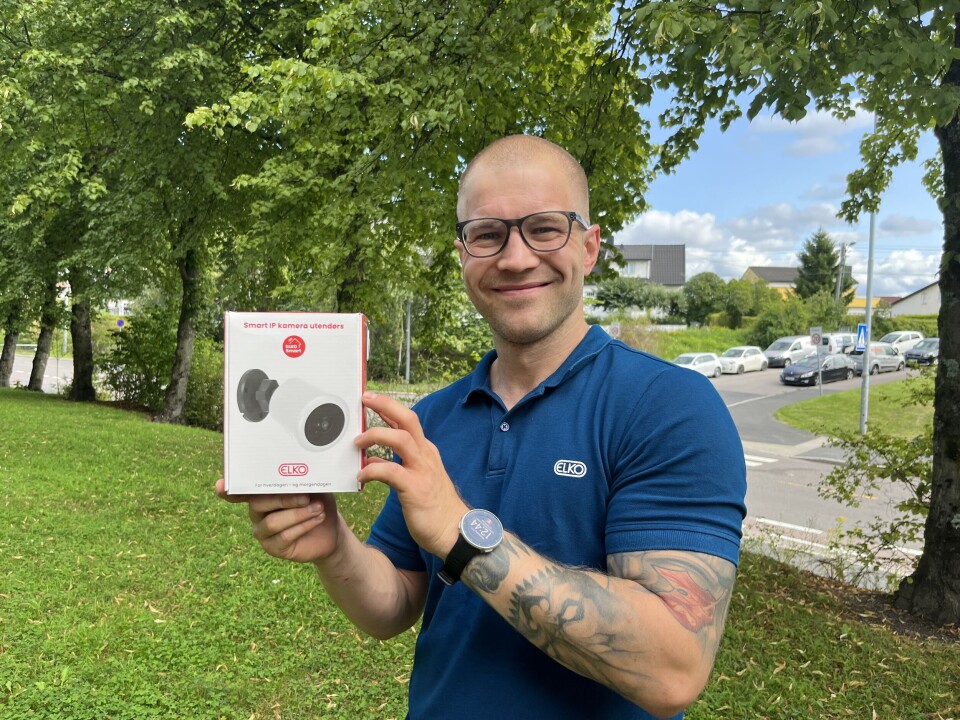Christoffer Borgersen Strand i ELKO AS demonstrerer ELKO sitt nye, nettilkoblede utendørskamera: Toveiskommunikasjon, fleksibilitet med tanke på fokusmuligheter og IP-graden er tre av de mange egenskapene som gjør det egnet til både hjemme- og hyttebruk.