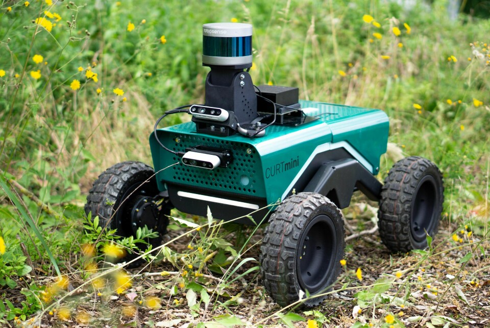 Den lille, mobile roboten CURTmini gjenkjenner autonomt ulike bakketyper, vurderer disse med tanke på fremkommelighet og planlegger deretter en passende rute. Kilde: Fraunhofer IPA