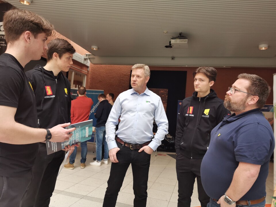 Mønsterkortleverandøren NCAB møtte mange interesserte Revolve-deltagere, inkludert delegatene fra «Embedded»-gruppen. Mønsterkort er tross alt en sentral del av elektronikken, og diskusjonen gikk foruten tekniske detaljer, bl.a. på leveringssikkerhet av kinesiske vs. kvalitet og kapasitet for europeiske produkter. F.v. Kristian Abusdal, Brynjar Hatletvedt, Egil Skiaker, Martin Olsen (nestleder og økonomiansvarlig) og Morten Høglien.