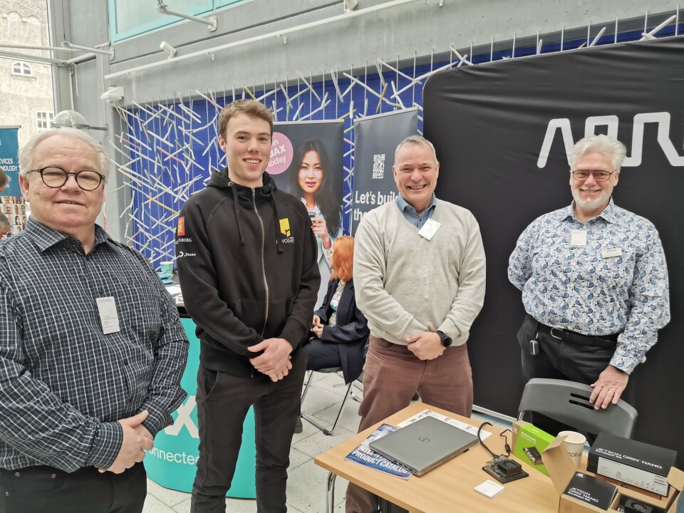 På standen til sponsor Arrow finner vi Harald Stulien Robstad, som har ansvaret for batteripakken i årets bil. Han forteller at den nå er redesignet for å kunne håndteres fra baksiden ( istedet for undersiden) – noe som gjør bytte mye enklere. – Det er et omfattende design og høye energinivå, noe som gjør at absolutt alt må regnes på, sier han. Her sammen med Per Arne Kristiansen, Egil Skjønhaug og Johan Hedman. – Revolve er et meget interessant konsept, som gir god synergieffekt mellom undervisning og industri, sier Kristiansen.