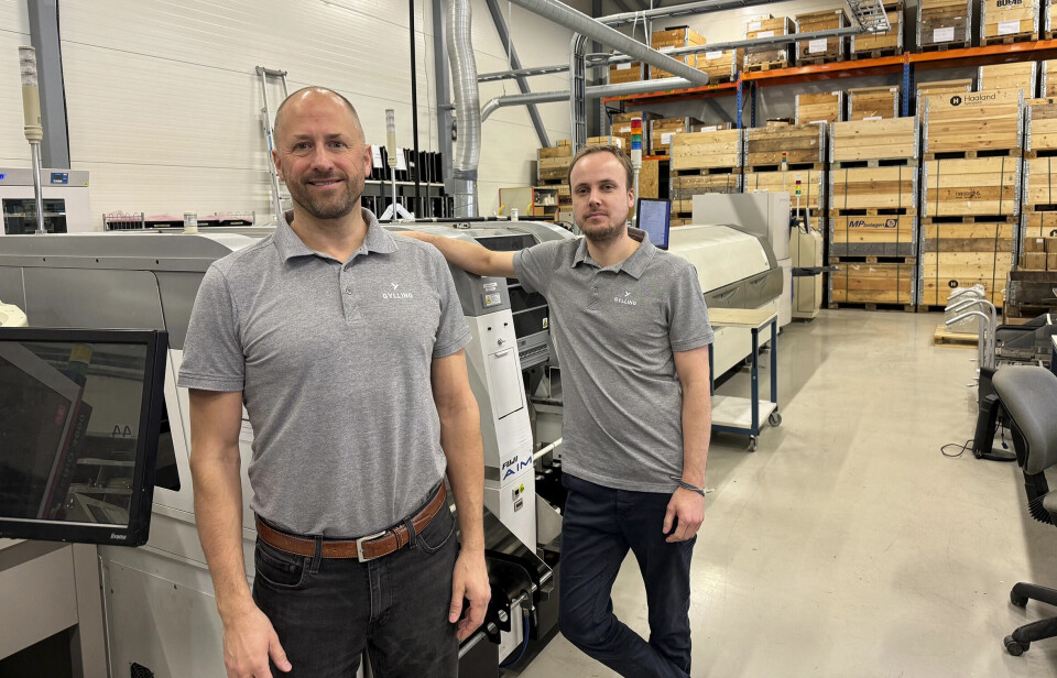 Forsiktig vekst: Daglig leder Pål Sørensen og prosjektleder Tom Erik Ruud ved produksjonslinjen som nylig har fått et tilskudd i form av en pick & place-maskin som skal brukes til prototyper og utvidelse av kapasitet når det trengs.