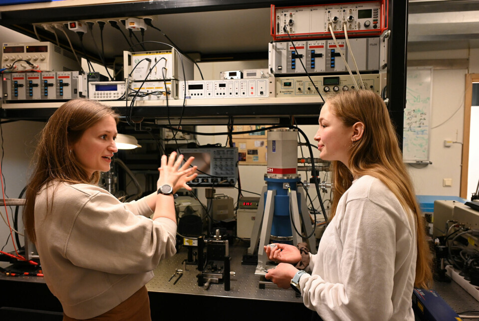 Marianne E. Bathen (til venstre) ved UiO forsker på kvantematerialer. Her med masterstudent Mariann Carlsen Frøland.