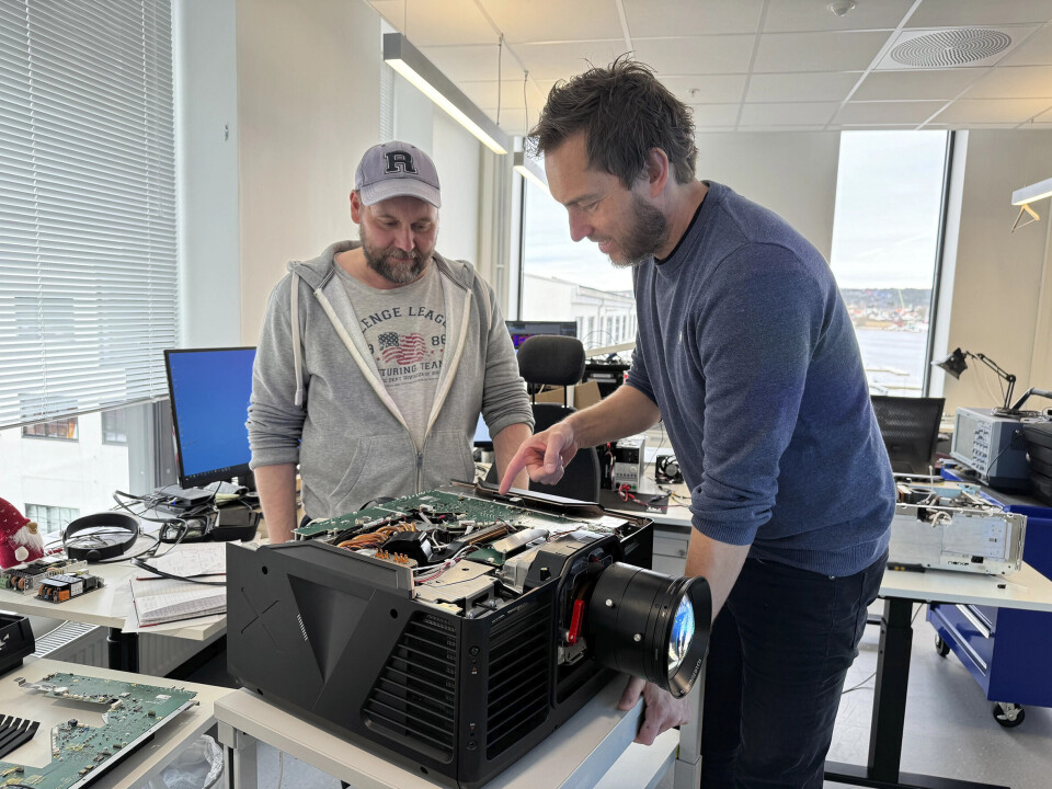 Et par av de som holder på med elektronikkdesign, i front Kenneth Skogen og Tore Wilhelmsen, begge med tittelen senior electronics developer.