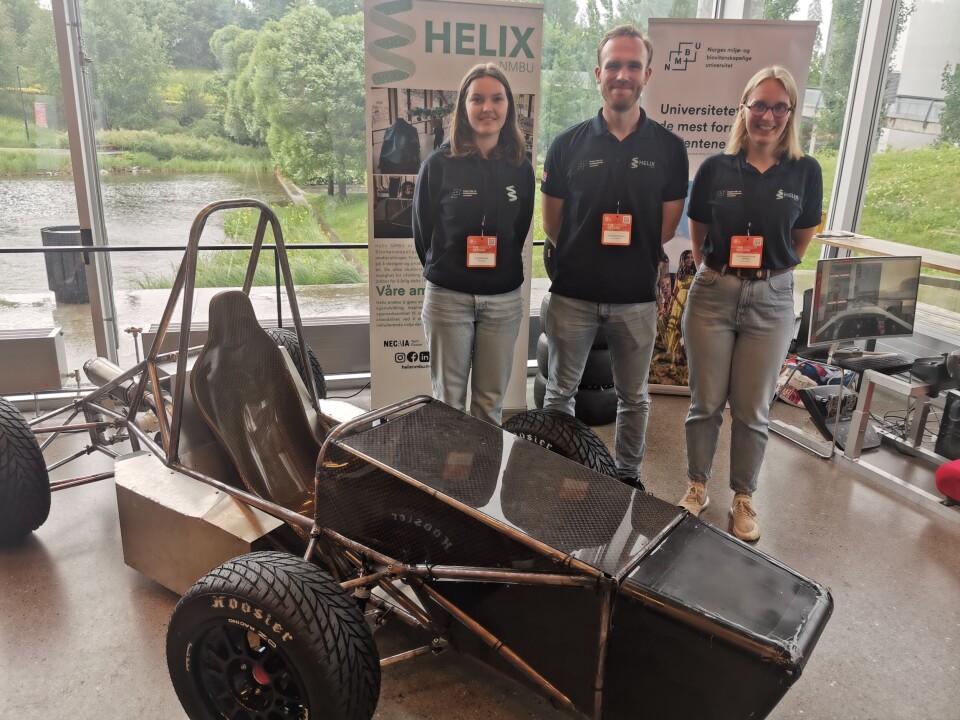 Helix fra NMBU er det nye tilskuddet til Formula Student-racet i Norge. På The Sensor Decade tok de førstepremien for studentorganisasjoner. Her viser (f.v.) Kornelia Rapp, André Hellne Rasen og Nina Helene Aasbø Heiberg frem rammen til det som skal bli årets racerbil. Teamet har store ambisjoner for sine fremtidige biler, men starter nøkternt.