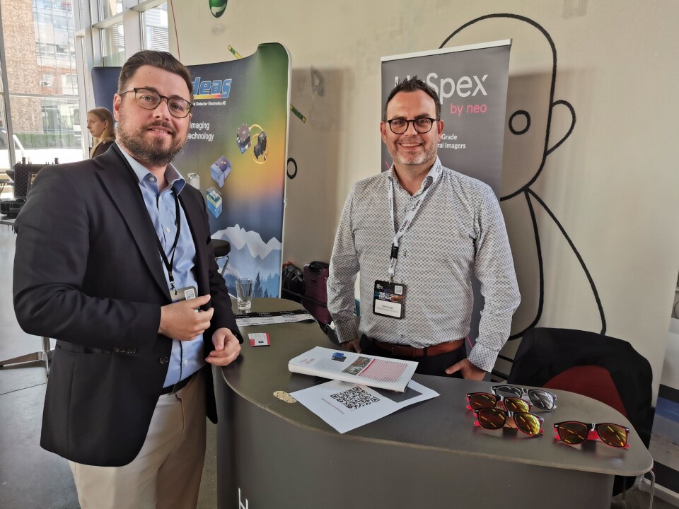 Kjell Kvinge (t.h.) presenterte HySpex hyperspektrale kamera og annen avansert teknologi fra NEO (Norsk Elektro Optikk AS), og møtte mange interesserte tilhørere. Blant dem sjefen for NTNU Nanolab og Norfab, Peter Andreas Köllensperger.