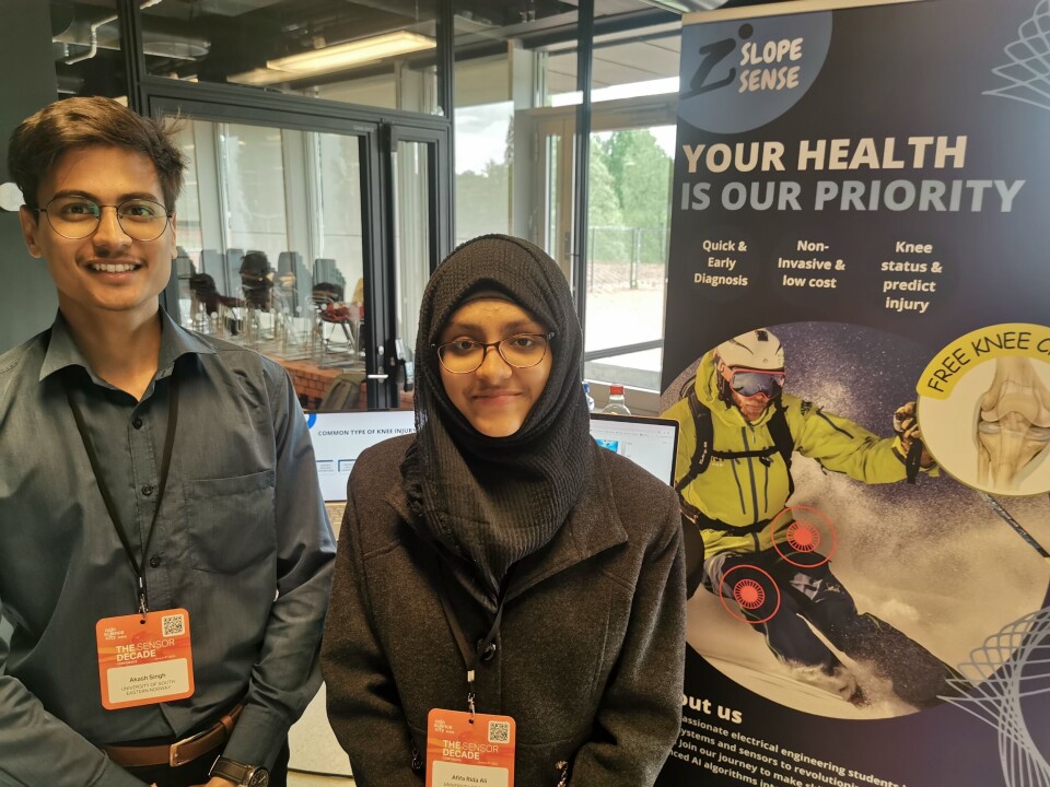 Akash Singh og Afifa Rida Ali i SlopeSense demonstrerte termisk avbildning av kne for å avdekke mulige skader, ved hjelp av dataanalyse.