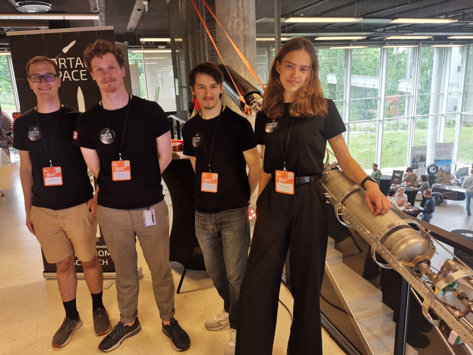 Portal Space ved UiO utvikler en væskedrevet rakett, KON-TIKI, som nylig gjennomførte en vellykket motortest. F.v. Håkon Offernes (elektronikk), Adrian Rørheim (mekanikk), Frederik Standal-Moen (kjemi/brennkammer), Charlotte Seibt (materialteknologi/brennstofftilførsel).