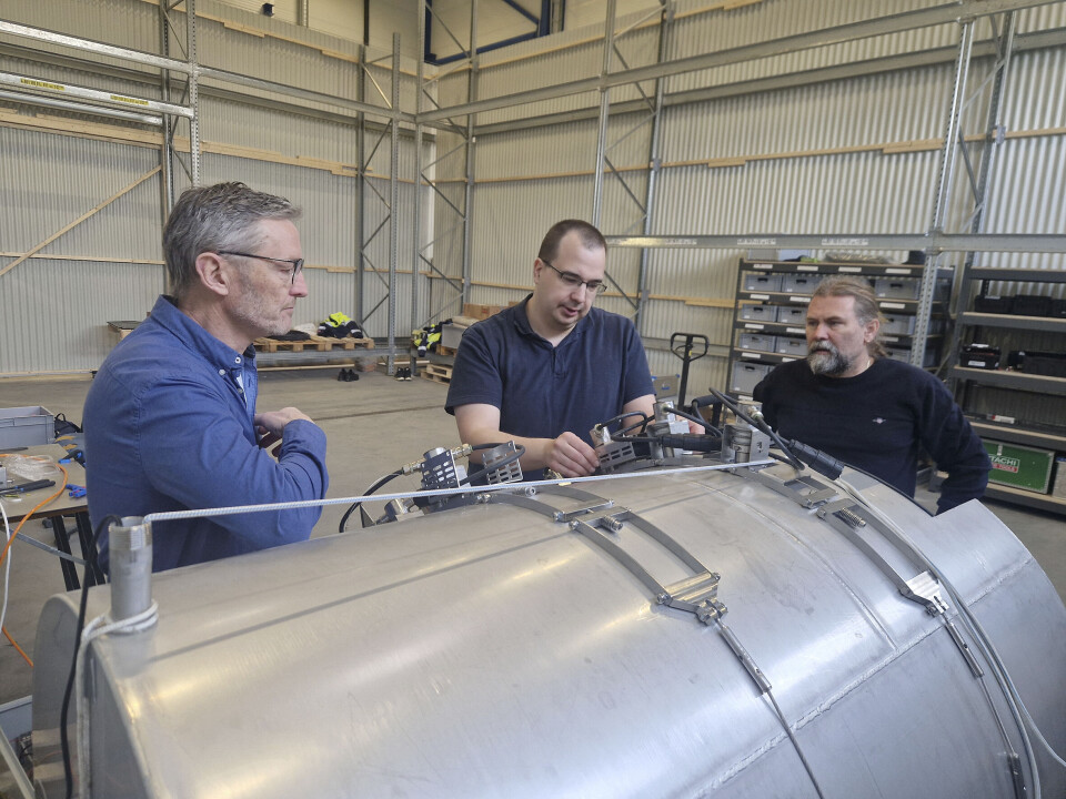 Nicoustic har egen lab med testtank for utprøving av sensorene. Her er Bjørn Atle Øverland fra Equinor (t.v.) sammen med Uwe Lieske og Jarle Haugness fra Nicoustic i ferd med å diskutere resultatene. Noen av testene er for øvrig gjort på SINTEFs flerfaselaboratorium i Trondheim, inkludert kvalifiseringstest for offshorebruk.