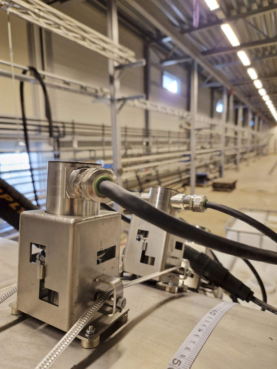 Nivåsensorene monteres enkelt med en brakett på utsiden av tankene. Dermed unngår man inngripende tiltak og stopp i produksjonen. De måler vha. ledede ultralydsignaler i tankveggen hva som befinner seg på innsiden, med høy nøyaktighet.