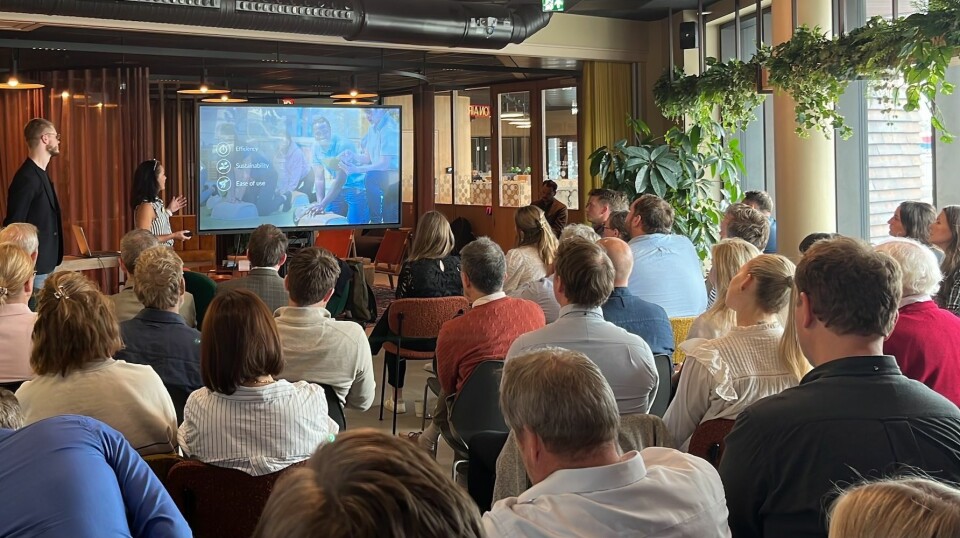 Dypt konsentrert publikum i en fullstappet sal på Vingtor Arbeidsbar mens Mette Hammernes Alhaug og Russell Edwards forteller hvordan de lager bedre og mer brukervennlige produkter samtidig som de reduserer utslipp hos Laerdal Medical. Foto: Inventas