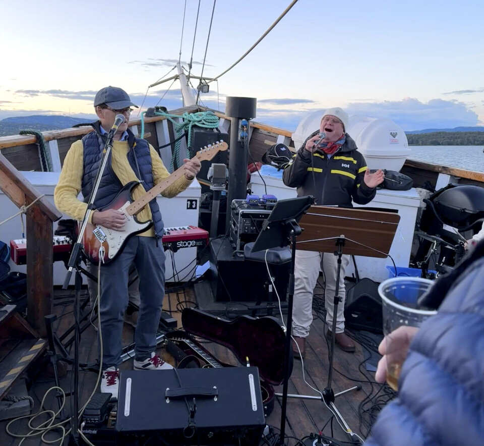 Bandet, med blant andre Christian Brusdal, konstituert sjef i Arrow Norway (gitar) og Jan Erik Larssen (vokal), leverte varene så det holdt. Larssen har forøvrig vært med som konferansier og underholder helt siden starten. En låt som viste seg å være populær var 'You never walk alone'. Den ble spilt fire ganger under båtturen(!).