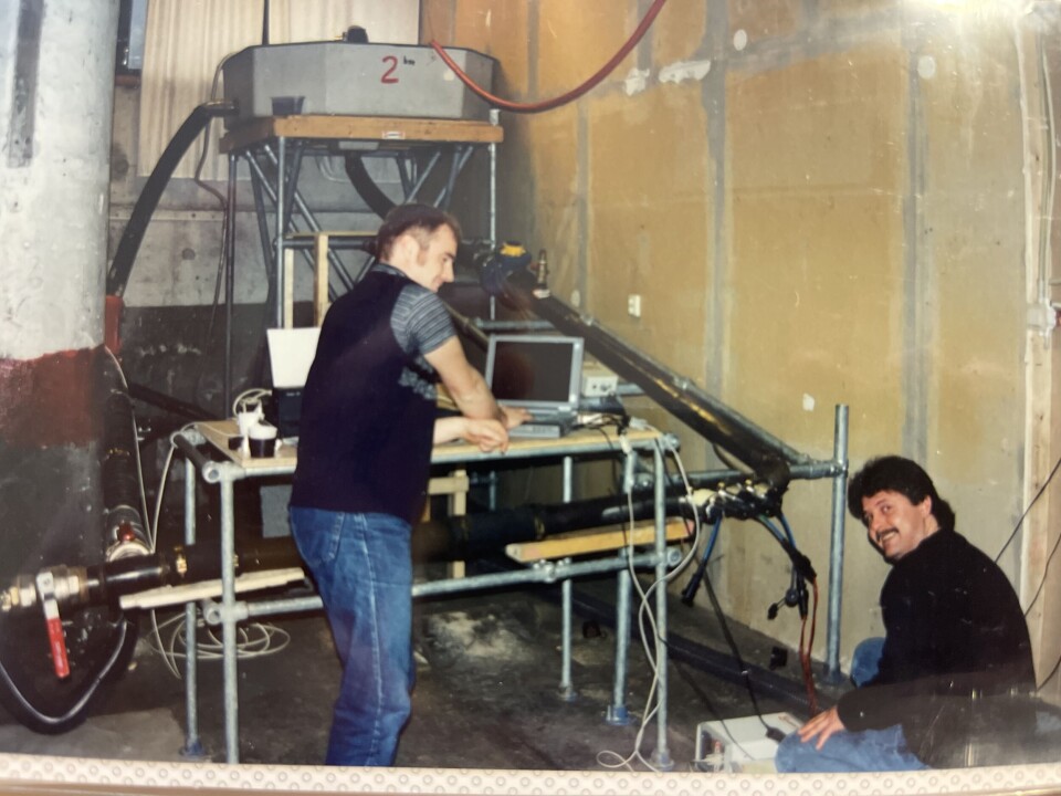 To ansatte i arbeid med flowsløyfen i 1997.