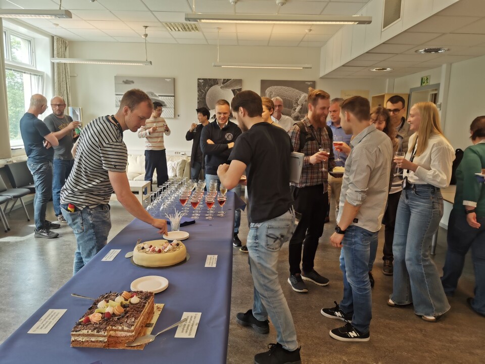 God stemning og kake på lunsjrommet i NTNU Nanolab da den nye tynnfilm- og etselinjen ble åpnet.