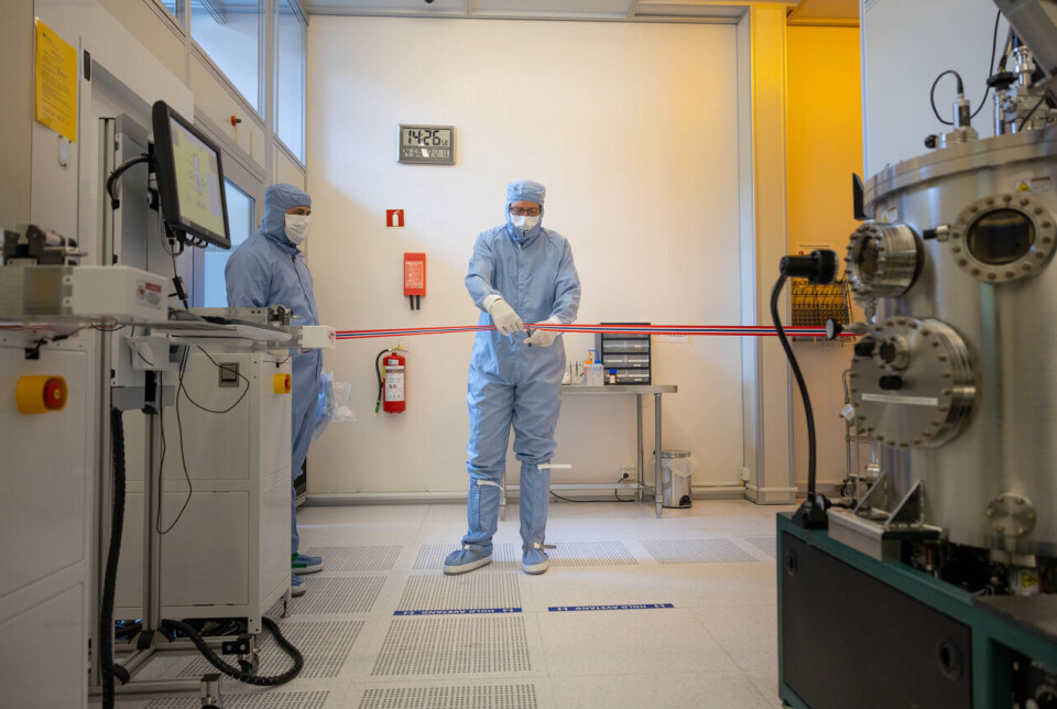 NTNU-rektor Tor Grande klippet snoren for det oppgraderte tynnfilm- og tørretseanlegget ved NTNU Nanolab.