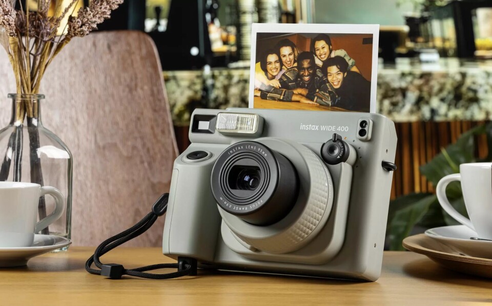 Øyeblikkskameraet Fujifilm instax Wide 400 ble lansert i sommer.