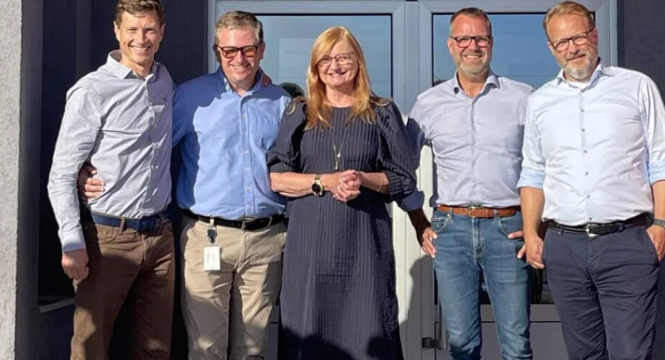 OVERTAR: Vi har ikke alle navnene på personene på bildet dessverre, men helt til venstre finner vi CEO i Mekoprint, Anders Kold. i midten markedssjef Ulla Mikkelsen, Mikkelsen Electronics, og helt til høyre divisjonsdirektør Mekoprint Cables, Lars Laungaard Rasmussen.